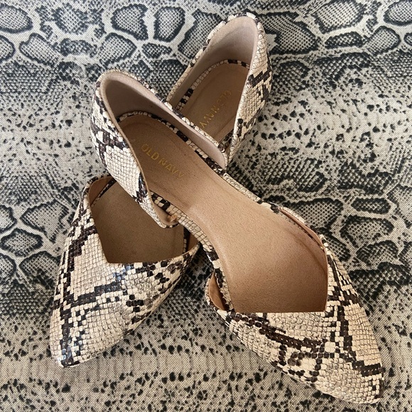 Old Navy Shoes - Old Navy snake print pointed toe flats NWOT